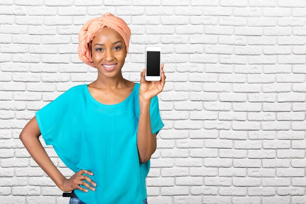African american woman showing a mobile phone Premium Photo