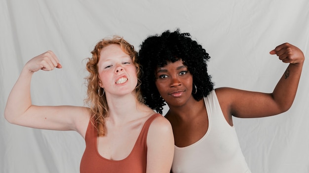 An african and blonde young women clenching their fist looking at camera Free Photo, bazálny metabolizmus, zdravie, ženy, športovanie, fitlavia