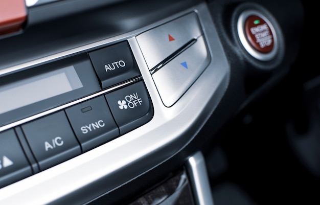 高級車のオン オフスピードエアフロー用のエアコンボタンと自動温度ボタン プレミアム写真