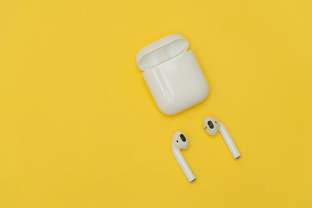 Airpods wireless headphones by apple Premium Photo