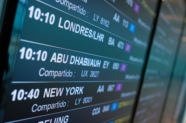 空港のボード出発は 次のフライトの時刻表を発表します プレミアム写真