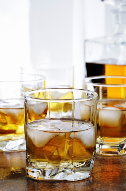 ブランデー ウイスキー ラム酒とジンジャーエール ライム グラスに氷を入れたアルコールカクテル プレミアム写真