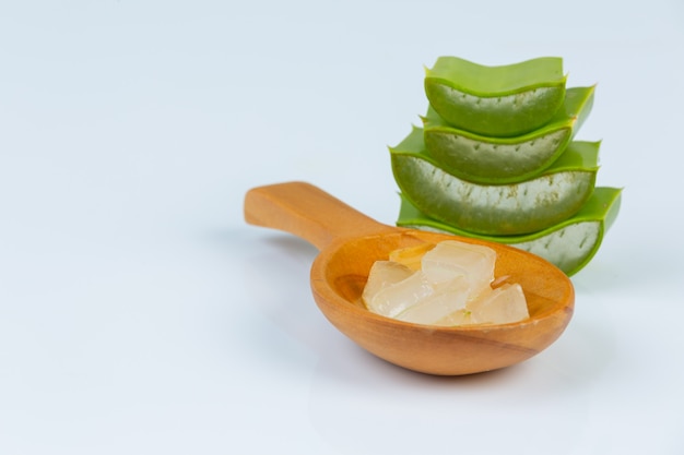 فوائد الصبار للشعر وطريقة استعمالة Aloe-vera-fresh-leaves-with-slices-gel-wooden-spoon-aloe-vera-is-natural-herb-use-beauty_1150-21842