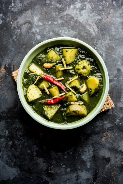 Premium Photo | Aloo palak sabzi or spinach potatoes curry served in a ...