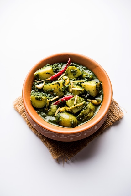 Premium Photo | Aloo palak sabzi or spinach potatoes curry served in a ...