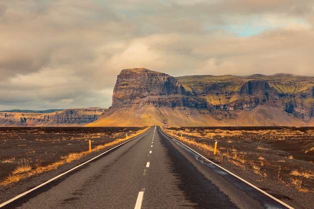 Premium Photo | Amazing icelandic roads.