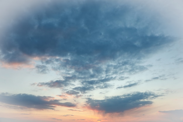 雲と素晴らしい夕焼け空 美しい自然の壁紙 プレミアム写真