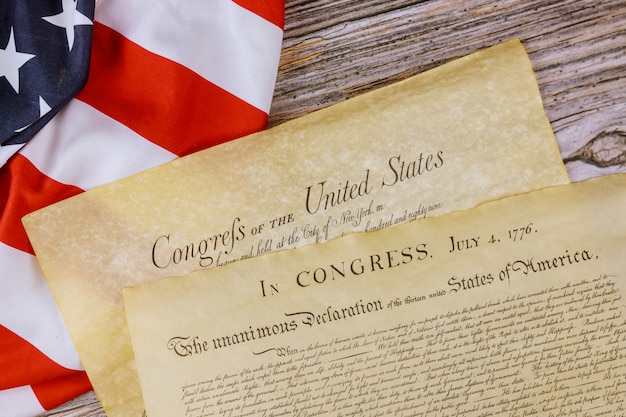 ヴィンテージ羊皮紙に関するアメリカの憲法は 1776年7月4日に米国の独立宣言を詳述した文書です プレミアム写真