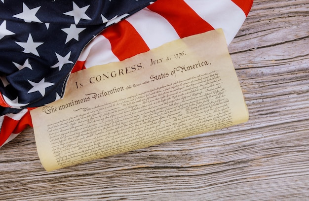 1776年7月4日のアメリカ独立宣言のアメリカの旗 プレミアム写真
