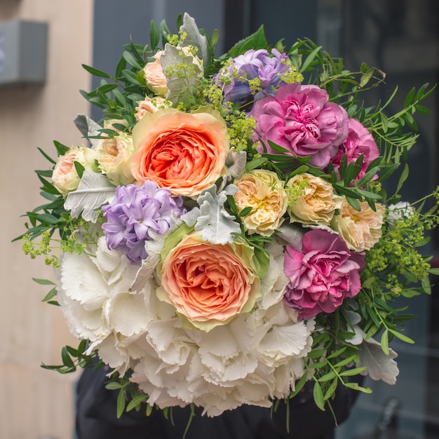 装飾的な緑の葉と白 オレンジ 黄色 紫の花のエレガントな花束 無料の写真