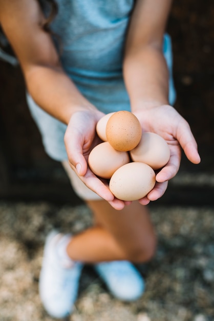 Красивые молодые яйца. Яйцо в руке. Девушка с яйцами. Куриное яйцо в руке. Пасхальное яйцо в руке.