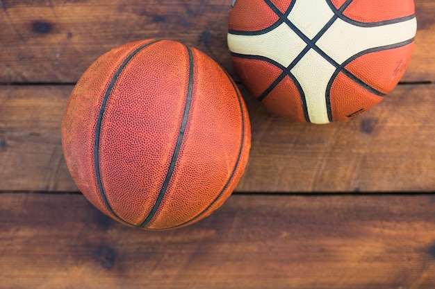 木製のテクスチャの背景に2つのバスケットボールのオーバーヘッドビュー 無料の写真