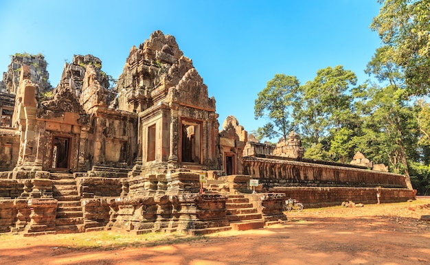 Ancient castle in cambodia, angkor thom | Premium Photo