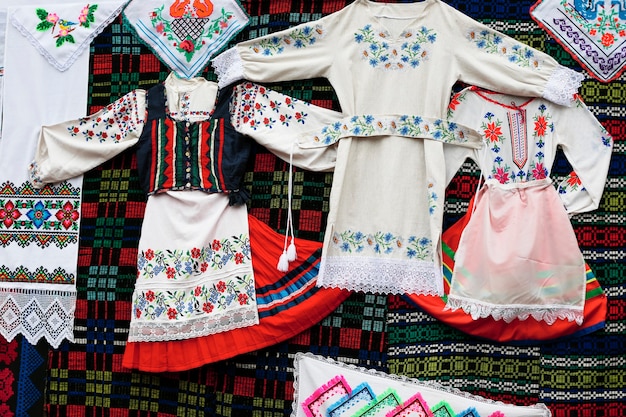 古代国立刺繍ベラルーシ服民族衣装伝統的な服 プレミアム写真