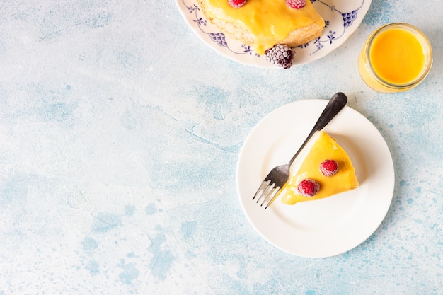 Premium Photo Angel Food Cake With Lemon Curd And Frozen Berries