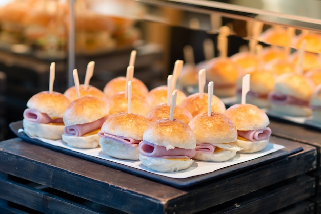 Premium Photo | The appetizing burger is placed in a light buffet.