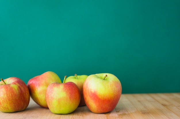 Вставьте there is или there are an apple on the table