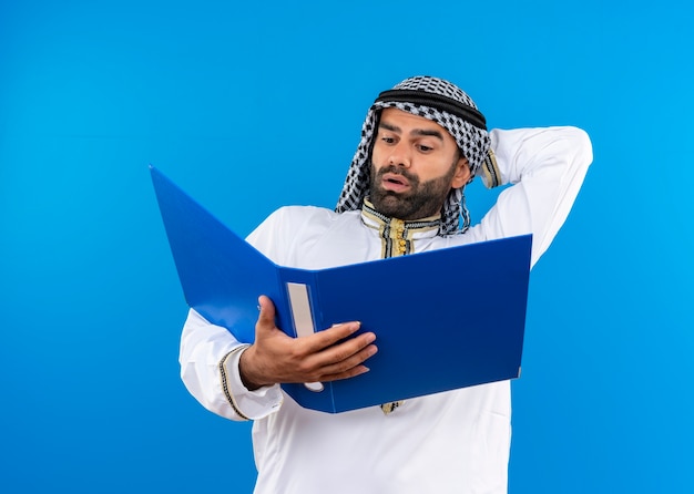 free-photo-arabic-businessman-in-traditional-wear-holding-open-folder