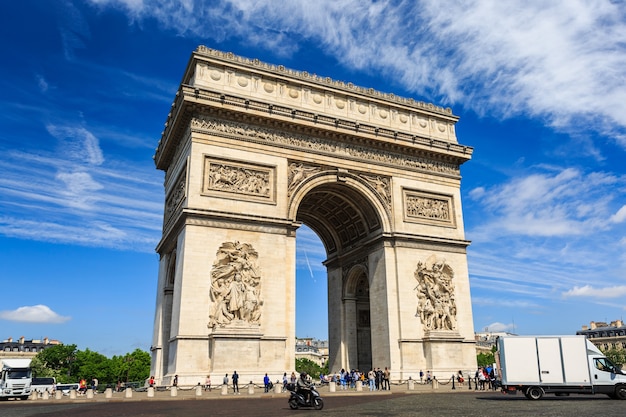 Premium Photo | Arc de triomphe on blue sky background in paris.