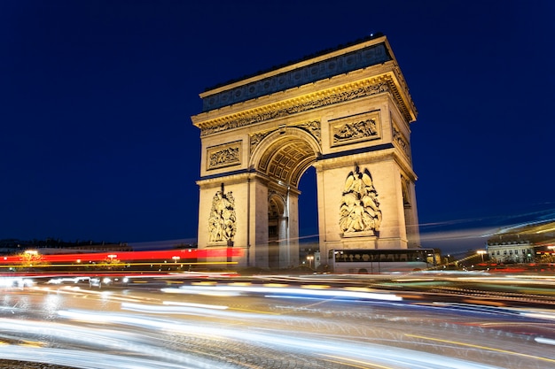 Free Photo | Arc de triomphe by night with car lights