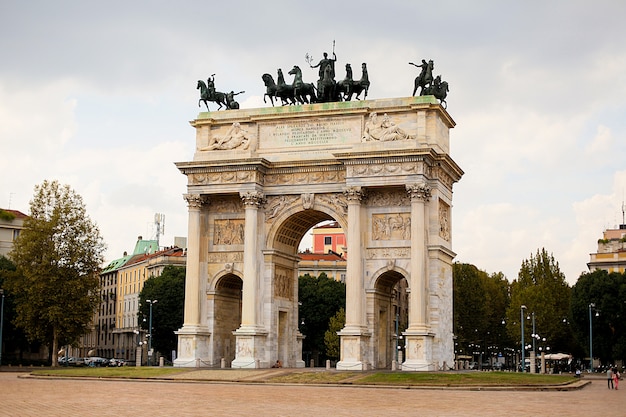 イタリア ロンバルディア州ミラノのセンピオーネ公園の平和のアーチ プレミアム写真