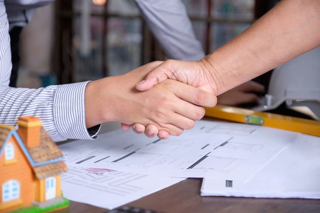 architect-construction-worker-contractor-is-shaking-hands-with-blueprint-table-after-finish-agreement_43636-103.jpg (626×417)