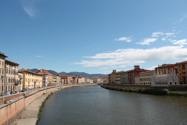 澄んだ青い空とイタリアのアルノ川ピサ 無料の写真