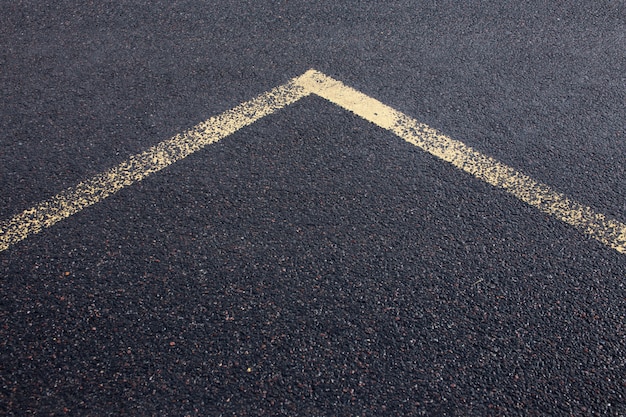 新しいアスファルト道路のテクスチャ上の矢印線 プレミアム写真