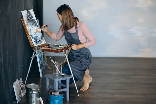 Artist painting in studio | Free Photo