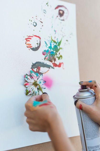 Artist painting with spray bottle | Free Photo