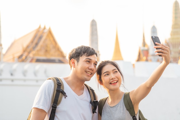 アジアのブロガーカップル旅行 タイのバンコク 無料の写真