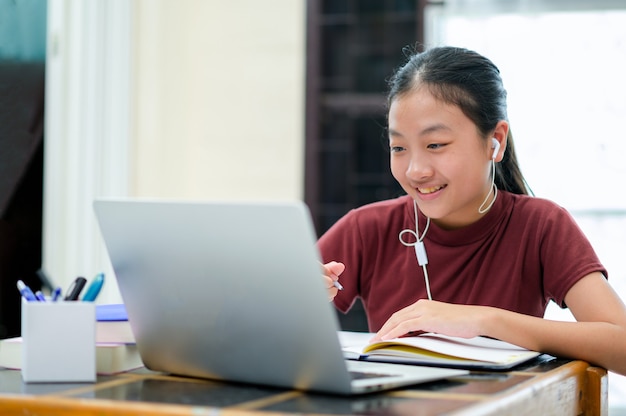 Tự học tiếng Anh qua các đoạn hội thoại | ELSA Speak