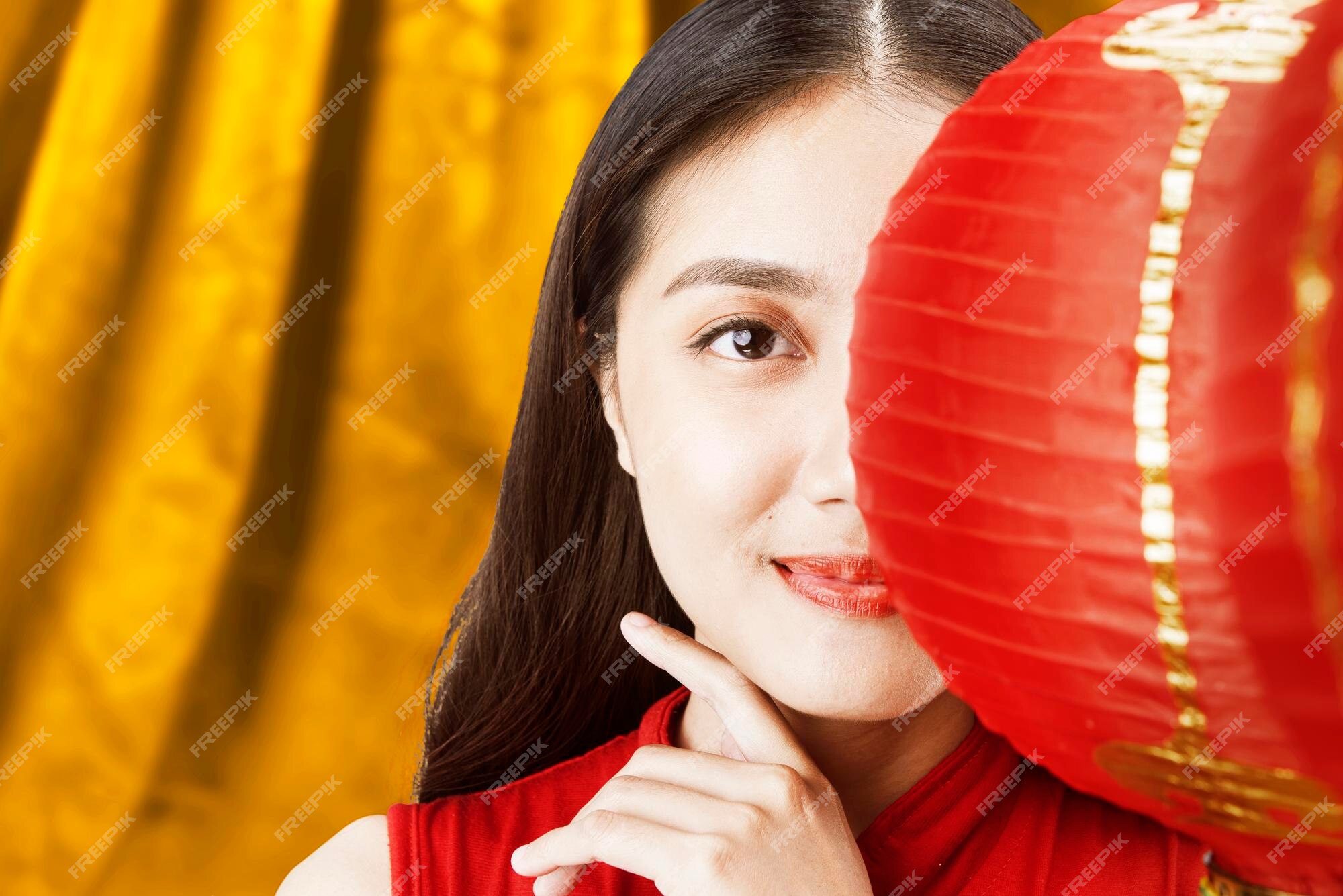 premium-photo-asian-chinese-woman-in-a-cheongsam-dress-holding