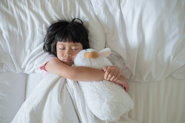 Trẻ em châu Á ngủ trên giường, trẻ ốm Ảnh cao cấp