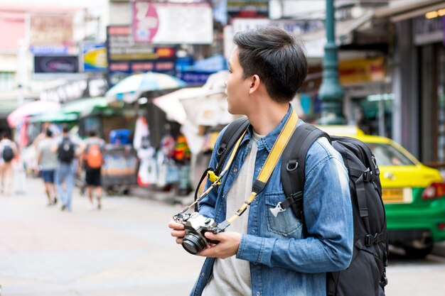 カオサン通り バンコク タイで旅行アジアの男性観光バックパッカー プレミアム写真