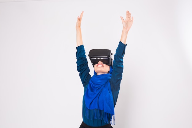 Premium Photo Asian Muslim Woman Wearing Hijab Using Vr Headset Glasses Of Virtual Reality On