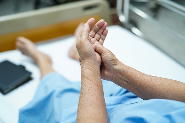 asian-senior-woman-patient-pain-her-hand-hospital_39768-844.jpg (626×417)