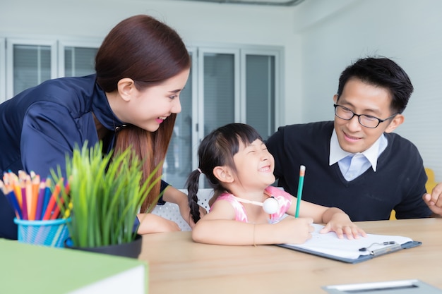 Korean teachers. Азиатские родители. Родители учат своих детей в Китае. Тайские родители строгие. Азиаты родитель картинка рисунок.