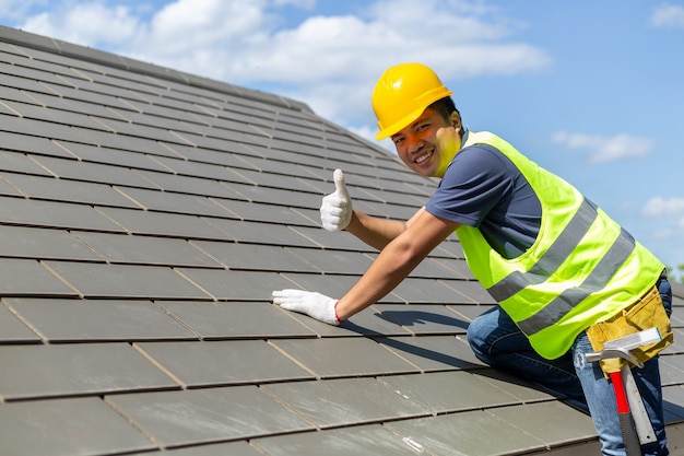 asian-tile-roofing-workers-lifted-their-thumbs-indicate-stability-roof_61243-14.jpg (626×417)
