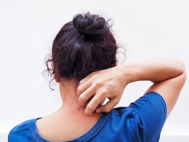 皮膚炎による皮膚のかゆみで首を掻くアジアの女性 プレミアム写真