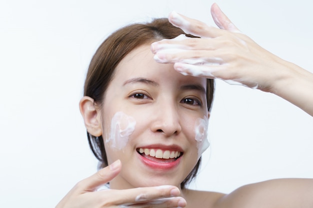 Premium Photo Asian Woman Wash Her Face With Bubble Cleansing Foam