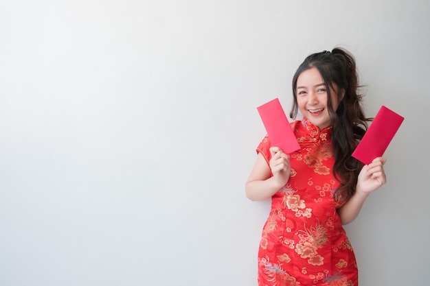 Premium Photo Asian Women In Traditional Chinese Cheongsam Dresses And Showing Red Envelopes For Chinese New Year