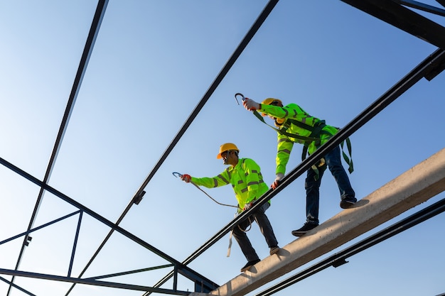 asian-worker-wear-safety-height-equipment-build-steel-roof-structure-construction-site_61243-887 Yüksekte Çalışma Ekipmanları Standartları