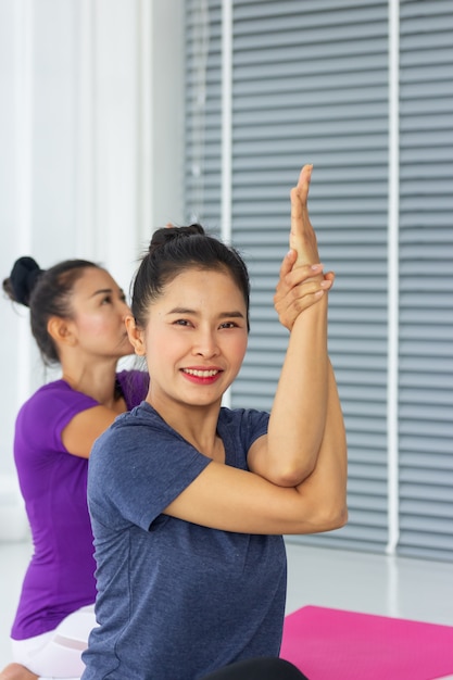 Premium Photo | Asian yoga teachers teach students one-on-one in the ...