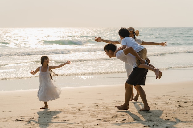 Download Immagini Famiglia Sulla Spiaggia | Vettori Gratuiti, Foto Stock e PSD