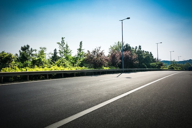 トスカーナ イタリアのアスファルト道路 無料の写真