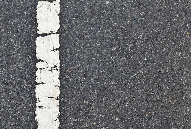 白いストライプのアスファルト道路のテクスチャ プレミアム写真