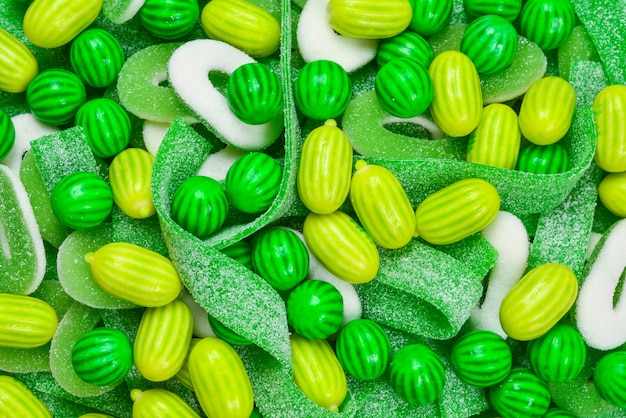 盛り合わせ緑のグミキャンディ背景 上面図 ゼリー菓子 プレミアム写真