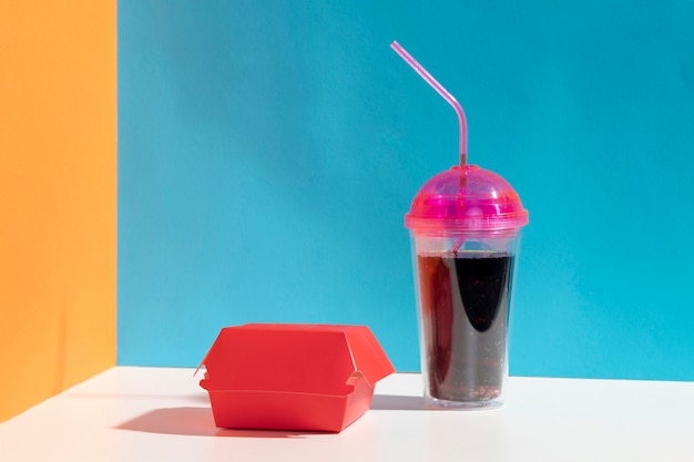 赤い箱とジュースカップの品揃え 無料の写真