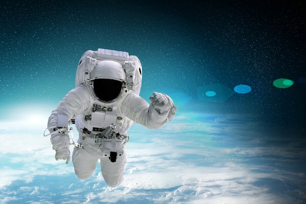 宇宙飛行士は宇宙で地球上を飛ぶ Nasaによって提供されたこのイメージの要素 プレミアム写真
